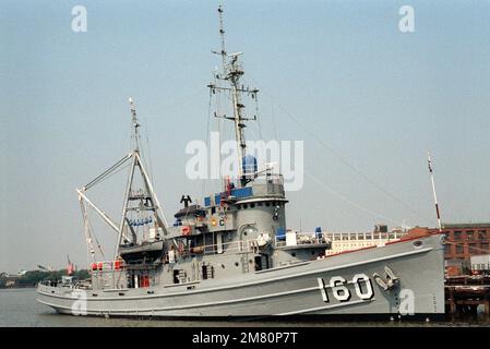 Una vista a dritta dell'arco della flotta Tug USS Papago (ATF-160) ormeggiata al Molo tre durante una visita al porto del Washington Navy Yard. Base: Washington Stato: District of Columbia (DC) Nazione: Stati Uniti d'America (USA) Foto Stock