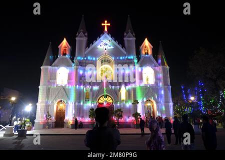 24 dicembre 2022, Chiesa di San Pietro nei giorni di natale a Pune Maharashtra, la Cattedrale di 160 anni è stata la colonna portante della comunità cattolica Foto Stock