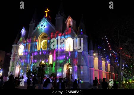 24 dicembre 2022, Chiesa di San Pietro nei giorni di natale a Pune Maharashtra, la Cattedrale di 160 anni è stata la colonna portante della comunità cattolica Foto Stock