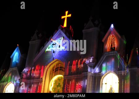 24 dicembre 2022, Chiesa di San Pietro nei giorni di natale a Pune Maharashtra, la Cattedrale di 160 anni è stata la colonna portante della comunità cattolica Foto Stock