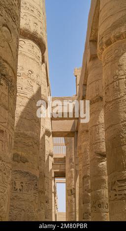 Säulen, grosse Hypostylhalle, Tempel des Amun-Re, Karnak-Tempel, Karnak, Ägypten Foto Stock