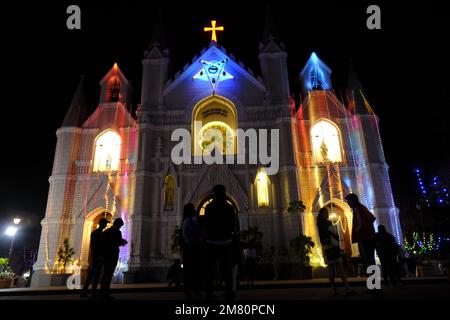 24 dicembre 2022, Chiesa di San Pietro nei giorni di natale a Pune Maharashtra, la Cattedrale di 160 anni è stata la colonna portante della comunità cattolica Foto Stock