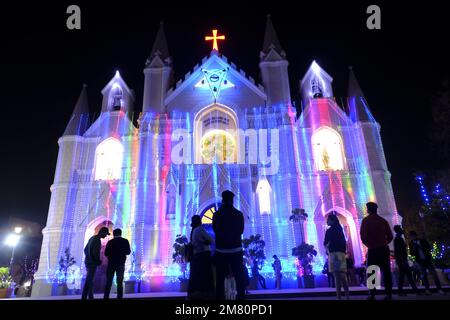 24 dicembre 2022, Chiesa di San Pietro nei giorni di natale a Pune Maharashtra, la Cattedrale di 160 anni è stata la colonna portante della comunità cattolica Foto Stock