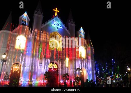 24 dicembre 2022, Chiesa di San Pietro nei giorni di natale a Pune Maharashtra, la Cattedrale di 160 anni è stata la colonna portante della comunità cattolica Foto Stock