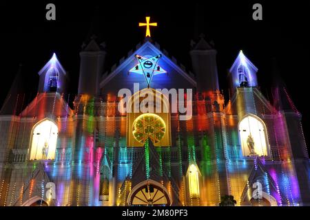 24 dicembre 2022, Chiesa di San Pietro nei giorni di natale a Pune Maharashtra, la Cattedrale di 160 anni è stata la colonna portante della comunità cattolica Foto Stock