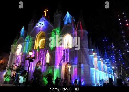 24 dicembre 2022, Chiesa di San Pietro nei giorni di natale a Pune Maharashtra, la Cattedrale di 160 anni è stata la colonna portante della comunità cattolica Foto Stock