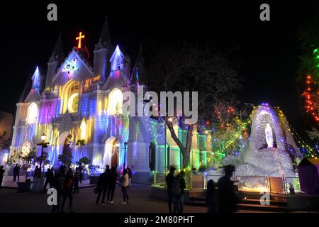 24 dicembre 2022, Chiesa di San Pietro nei giorni di natale a Pune Maharashtra, la Cattedrale di 160 anni è stata la colonna portante della comunità cattolica Foto Stock