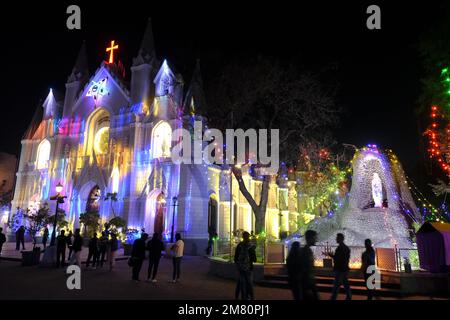24 dicembre 2022, Chiesa di San Pietro nei giorni di natale a Pune Maharashtra, la Cattedrale di 160 anni è stata la colonna portante della comunità cattolica Foto Stock