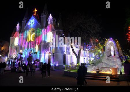 24 dicembre 2022, Chiesa di San Pietro nei giorni di natale a Pune Maharashtra, la Cattedrale di 160 anni è stata la colonna portante della comunità cattolica Foto Stock