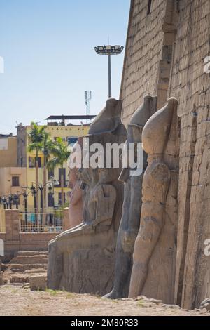 Pylon mit Figuren Ramses II, altägyptischer Luxor-Tempel, Luxor, Ägypten Foto Stock