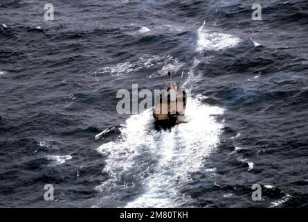 Una vista aerea a poppa di un rimorchiatore di salvataggio sovietico mentre esso tira un rivelatore magnetico durante le operazioni di ricerca e salvataggio per l'aereo Korean Airlines 747 abbattuto (KAL-007). Il KAL-007 è stato abbattuto da un aereo sovietico quando si sospettava di essere in missione di sorveglianza sull'isola di Sakhalin. Paese: Mare del Giappone Foto Stock