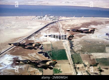 Una vista aria-aria lato sinistro di quattro aerei F-111 in uso durante l'esercizio Bright Star 83. Il fiume Nilo è visibile sullo sfondo. Paese: Egitto Foto Stock