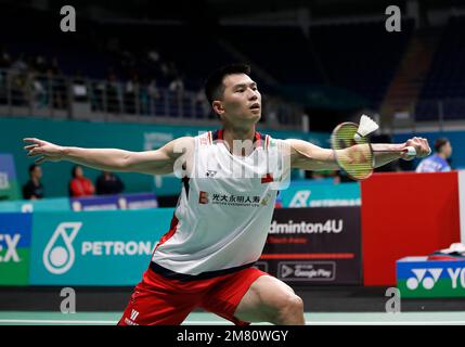 Kuala Lumpur, Malesia. 11th Jan, 2023. Zhao Jun Peng of China gioca contro Lu Guang Zu of China durante il primo round maschile del Petronas Malaysia Open 2023 all'Axiata Arena. Zhao Jun Peng della Cina ha vinto con i punteggi; 21/21 : 17/16 Credit: SOPA Images Limited/Alamy Live News Foto Stock