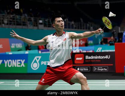 Kuala Lumpur, Malesia. 11th Jan, 2023. Zhao Jun Peng of China gioca contro Lu Guang Zu of China durante il primo round maschile del Petronas Malaysia Open 2023 all'Axiata Arena. Zhao Jun Peng della Cina ha vinto con i punteggi; 21/21 : 17/16 (Foto di Wong Fok Loy/SOPA Images/Sipa USA) Credit: Sipa USA/Alamy Live News Foto Stock