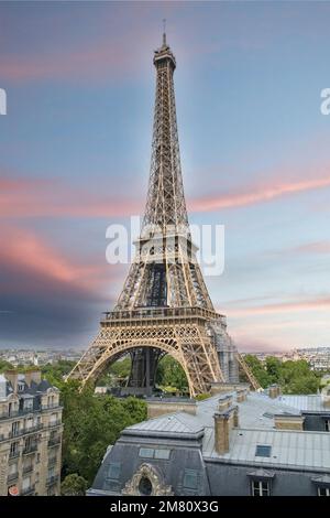 Parigi, panorama della città, con la Torre Eiffel e gli edifici di lusso Foto Stock