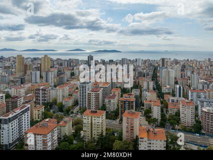 Veduta aerea di Erenköy nel distretto di Kadıköy nella provincia di Istanbul e delle isole nel mare di ​​​​Marmara Foto Stock