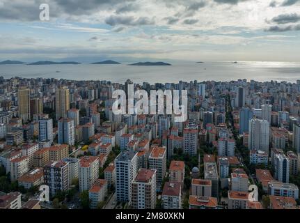 Veduta aerea di Erenköy nel distretto di Kadıköy nella provincia di Istanbul e delle isole nel mare di ​​​​Marmara Foto Stock