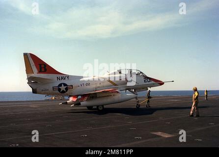 Una vista laterale destra di un aeromobile TA-4J Skyhawk di Training Squadron 22 (VT-22) sul ponte di volo della portaerei USS KITTY HAWK (CV-63). Paese: Sconosciuto Foto Stock