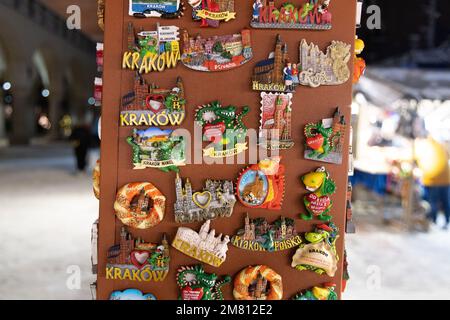 Cracovia Polonia Travel - calamite frigorifero in vendita per souvenir in una bancarella nel mercato di Natale di Cracovia in inverno, Cracovia Polonia Europa Foto Stock