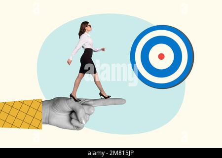 Collage fotografico di giovane donna datore di lavoro passi a piedi dito diretto modo corretto obiettivo obiettivo raggiungere il successo isolato su sfondo bianco Foto Stock