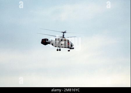 Una vista laterale destra di un elicottero Ka-25 sovietico in volo sull'Oceano Atlantico. Paese: Sconosciuto Foto Stock