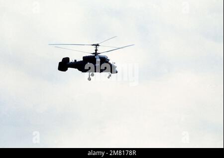 Una vista laterale destra di un elicottero Ka-25 sovietico in volo sull'Oceano Atlantico. Paese: Sconosciuto Foto Stock