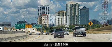 Traffico diretto al centro di Jacksonville, Florida, sull'Interstate 95. (USA) Foto Stock