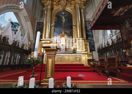 Altare della Cattedrale di Wawel, Cracovia Polonia; l'altare ornato , interno della Cattedrale di Wawel. Cracovia Polonia Europa Foto Stock