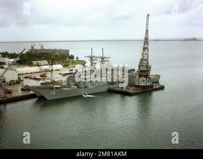 Una vista parziale del porto della fregata missilistica guidata USS JOHN A. MOORE (FFG-19) ormeggiata negli Stati Uniti Servizio di riparazione navale. Una gru di grandi dimensioni (YD-120-SRF) è posizionata accanto alla fregata. Base: Apra Harbor Stato: Guam (GU) Nazione: Isole Marianne Settentrionali (MNP) Foto Stock