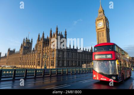 Londra. UK- 01.08.2023. Una vista sulla strada delle Case del Parlamento recentemente rinnovate e del Big ben dal Ponte di Westminster. Foto Stock