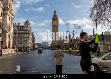 Londra. UK- 01.08.2023. Una strada intorno a Parliament Square con vista sul Big ben. Foto Stock