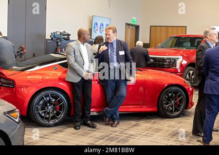 Pontiac, Michigan, Stati Uniti. 11th Jan, 2023. I partecipanti al premio North American Car of the Year si appoggiano alla vettura sportiva Nissa Z, che è stata secondo classificato nel premio Car of the Year. I premi annuali NACTOY (North American Car, Truck and Utility Vehicle of the Year) vengono giudicati da un gruppo di 50 giornalisti professionisti del settore automobilistico. Sullo sfondo è il camion elettrico Ford F-150 Lightning, che è stato chiamato camion dell'anno. Credit: Jim West/Alamy Live News Foto Stock