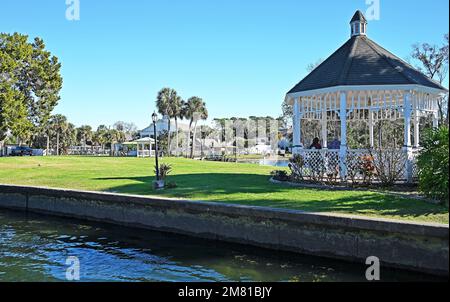 Crystal River e il Plantation Inn offrono ai visitatori una vista sugli animali e gli uccelli in un bellissimo ambiente all'aperto. Conosciuto per i suoi lamantini e pesci. Foto Stock