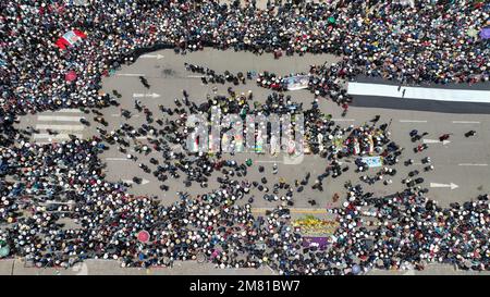 Juliaca, Perù. 11th Jan, 2023. La gente saluta decine di morti dopo pesanti scontri con la polizia durante una manifestazione. Le proteste erano state dirette contro il governo del presidente ad interim Boluarte. I dimostranti hanno chiesto le dimissioni del capo di Stato. Boluarte prese il potere dopo che il Parlamento tolse il Presidente Castillo dal suo mandato. Credit: Denis Mayhua/dpa/Alamy Live News Foto Stock