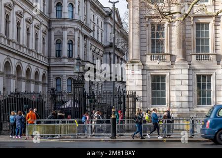 Londra. UK- 01.08.2023. Vista sulla strada di Whitehall e Downing Street a Westminster. Foto Stock