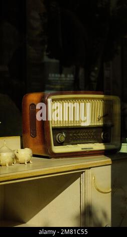 Un'immagine verticale di una radio vintage e di un altoparlante su un vecchio cabinet Foto Stock