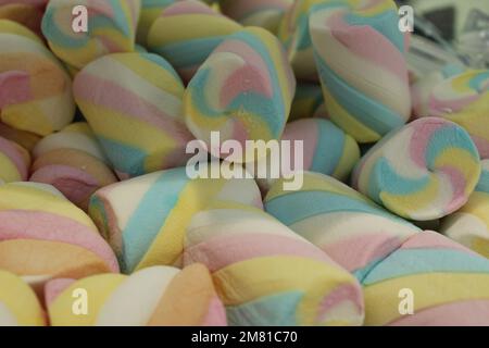 sfondo cibo colorato marshmallow marshmallow primo piano. Un giorno senza dolcezza senza dieta Foto Stock