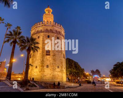 Vista della Torre del Oro a Siviglia, Andalusia, Spagna sul fiume Guadalquivir al tramonto. Foto Stock