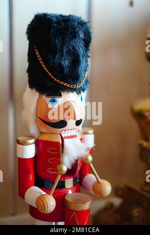 Un primo piano verticale di dettagli su un nutcracker di legno Foto Stock