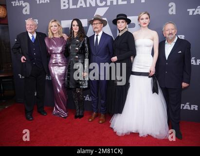 (Da sinistra a destra) Julian Glover, Cate Blanchett, Noémie Merlant, regista Todd Field, Nina Hoss, Sophie Kauer e Allan Corduner hanno partecipato alla prima di TAR, al Piccurehouse Central Cinema di Piccadilly, Londra. Data immagine: Mercoledì 11 gennaio 2023. Foto Stock