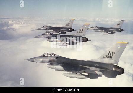 Una vista aria-aria lato sinistro di quattro F-16 Fighting Falcon aeromobili in uso durante un esercizio tattico di impiego di forze di grandi dimensioni. Gli aerei provengono dalla 8th Tactical Fighter Wing, Kunsan Air base, Corea. Paese: Sconosciuto Foto Stock