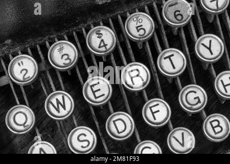 Macchina da scrivere antica che mostra i tradizionali tasti QWERTY. Prima della messaggistica di testo, la gente ha usato i typewriters per comunicare scrivendo le lettere. Foto Stock