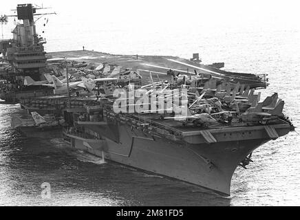 Una vista a dritta della portaerei USS INDEPENDENCE (CV 62) con velivolo parcheggiato sul ponte. L'INDIPENDENZA opera al largo delle coste libanesi a sostegno dei marines americani che sono stati assegnati a Beirut come parte di una forza di pace multinazionale. Paese: Mar Mediterraneo (MED) Foto Stock