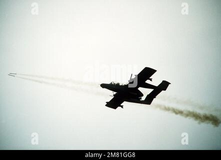 Vista dalla parte inferiore di un aeromobile Bronco OV-10 che spara due razzi su una barca bersaglio pilotata a distanza, sul mare a sud della Crow Valley Range durante l'esercizio DELLA GIUNGLA THUNDER. Soggetto operativo/Serie: JUNGLE THUNDER base: Clark Air base Stato: Luzon Paese: Filippine (PHL) Foto Stock