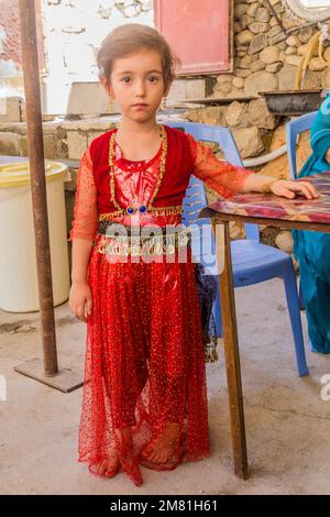 PALANGAN, IRAN - 12 LUGLIO 2019: Ragazza che indossa un abito curdo tradizionale nel villaggio di Palangan nella regione del Kurdistan, Iran Foto Stock