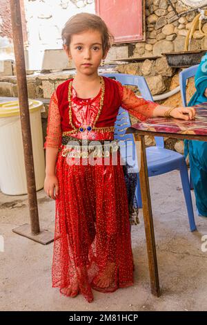 PALANGAN, IRAN - 12 LUGLIO 2019: Ragazza che indossa un abito curdo tradizionale nel villaggio di Palangan nella regione del Kurdistan, Iran Foto Stock