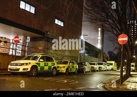 Londra, Regno Unito, 11/01/2023, Londra, Regno Unito. 11th Jan, 2023. Ambulanze e veicoli a risposta rapida sono visti parcheggiati fuori dalla base Waterloo del London Ambulance Service. I lavoratori di emergenza nel NHS, come i lavoratori delle ambulanze, i paramedici e gli operatori di chiamata, continuano a intraprendere un'azione di sciopero in disputa dell'aumento salariale con il governo britannico. Lo sciopero coinvolge membri di Unison, Unite e GMB, a partire dalle 11am:11pm fino alle 18:00. Il governo esorta la gente a non intraprendere alcuna attività di rischio oggi poichè non ci potrebbe essere alcun servizio di ambulanza. Credit: SOPA Images Limited/Alamy Live News Foto Stock