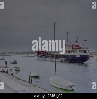 Una piccola nave da carico che naviga nel porto di Littlehampton nel 1969. Questa immagine è una foto scattata dalla diapositiva originale. Questa nave fu costruita nel 1953 ed è chiamata 'Bishorst'. Si tratta di una nave tedesca costruita da Peters Schiffswerft. Foto Stock