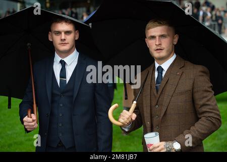 Ascot, Berkshire, Regno Unito. 2nd ottobre 2021. Racegoers con i loro ombrelli che si divertono a correre ad Ascot. Credito: Maureen McLean/Alamy Foto Stock