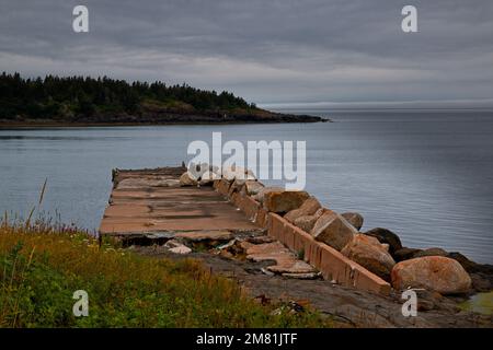 Una bella vista da un vecchio molo di pesca run-down. Sandy Cove, Nuova Scozia. Foto Stock